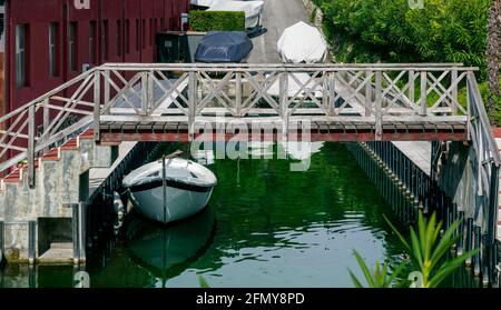 Kleines Boot vor Anker Stockfoto