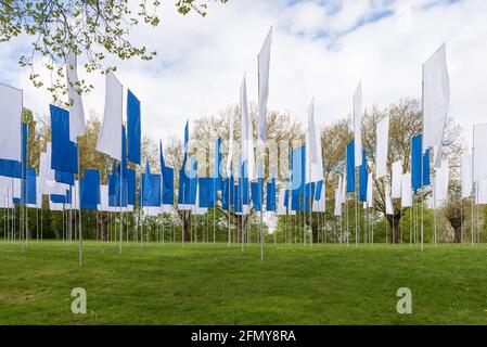 In Memorian ist ein temporäres Denkmal im Aston Park, Birmingham, das vom Künstler Luke Jerram geschaffen wurde, um an die Menschen zu erinnern, die während der Pandemie von Covid-19 starben Stockfoto