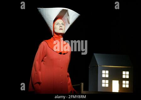 Stephanie Marshall (offred) in THE HANDMAID'S TALE at English National Opera (ENO), London Coliseum, London WC2 03/04/2003 Musik: Poul Ruders Libretto: Paul Bentley nach dem Roman von Margaret Atwood Dirigent: Elgar Howarth Gestaltung: Peter McKintosh Beleuchtung: Simon Mills Choreograph: Andrew George Regie: Phyllida Lloyd Stockfoto