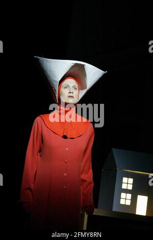 Stephanie Marshall (offred) in THE HANDMAID'S TALE at English National Opera (ENO), London Coliseum, London WC2 03/04/2003 Musik: Poul Ruders Libretto: Paul Bentley nach dem Roman von Margaret Atwood Dirigent: Elgar Howarth Gestaltung: Peter McKintosh Beleuchtung: Simon Mills Choreograph: Andrew George Regie: Phyllida Lloyd Stockfoto