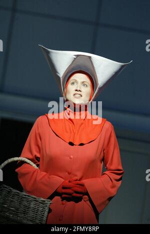 Stephanie Marshall (offred) in THE HANDMAID'S TALE at English National Opera (ENO), London Coliseum, London WC2 03/04/2003 Musik: Poul Ruders Libretto: Paul Bentley nach dem Roman von Margaret Atwood Dirigent: Elgar Howarth Gestaltung: Peter McKintosh Beleuchtung: Simon Mills Choreograph: Andrew George Regie: Phyllida Lloyd Stockfoto