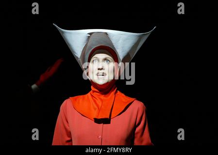 Stephanie Marshall (offred) in THE HANDMAID'S TALE at English National Opera (ENO), London Coliseum, London WC2 03/04/2003 Musik: Poul Ruders Libretto: Paul Bentley nach dem Roman von Margaret Atwood Dirigent: Elgar Howarth Gestaltung: Peter McKintosh Beleuchtung: Simon Mills Choreograph: Andrew George Regie: Phyllida Lloyd Stockfoto