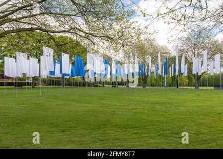 In Memorian ist ein temporäres Denkmal im Aston Park, Birmingham, das vom Künstler Luke Jerram geschaffen wurde, um an die Menschen zu erinnern, die während der Pandemie von Covid-19 starben Stockfoto