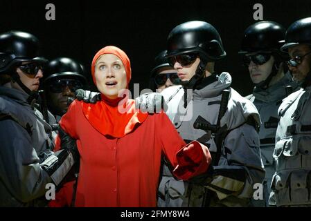 Stephanie Marshall (offred) in THE HANDMAID'S TALE at English National Opera (ENO), London Coliseum, London WC2 03/04/2003 Musik: Poul Ruders Libretto: Paul Bentley nach dem Roman von Margaret Atwood Dirigent: Elgar Howarth Gestaltung: Peter McKintosh Beleuchtung: Simon Mills Choreograph: Andrew George Regie: Phyllida Lloyd Stockfoto