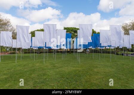 In Memorian ist ein temporäres Denkmal im Aston Park, Birmingham, das vom Künstler Luke Jerram geschaffen wurde, um an die Menschen zu erinnern, die während der Pandemie von Covid-19 starben Stockfoto