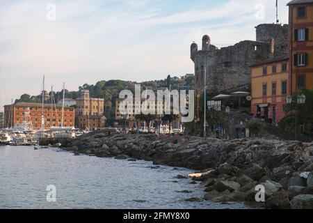 Blick auf die Küste von Santa Margherita Ligure, mit seinen eleganten Gebäuden und seinem Schloss. Stockfoto