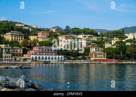 Küste von Santa Margerita Ligure, einer italienischen Stadt, die für ihre eleganten Gebäude bekannt ist. Stockfoto