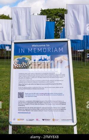 In Memorian ist ein temporäres Denkmal im Aston Park, Birmingham, das vom Künstler Luke Jerram geschaffen wurde, um an die Menschen zu erinnern, die während der Pandemie von Covid-19 starben Stockfoto