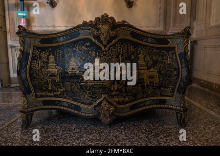 Dekoriertes Bett in einem Zimmer in der Villa Durazzo, wo einst Königin Margherita wohnte. Dieser 'palazzo' ist heute ein Museum in Santa Margherita Ligure. Stockfoto