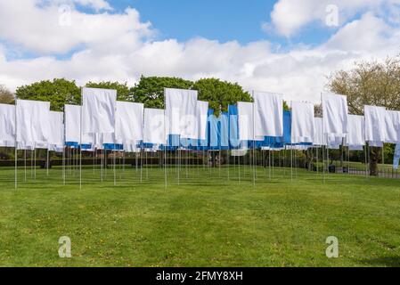 In Memorian ist ein temporäres Denkmal im Aston Park, Birmingham, das vom Künstler Luke Jerram geschaffen wurde, um an die Menschen zu erinnern, die während der Pandemie von Covid-19 starben Stockfoto