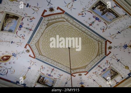 Weiße Decke mit gemalten Dekorationen und Gemälden in der Villa Durazzo, Santa Margherita Ligure. Stockfoto