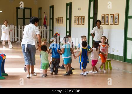 Kinder, die mit ihrem Lehrer spielen Stockfoto