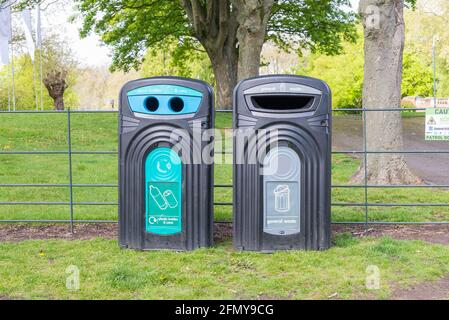 Große Abfall- und Recyclingbehälter aus Kunststoff in Aston Park, Birmingham Stockfoto