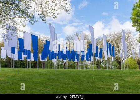 In Memorian ist ein temporäres Denkmal im Aston Park, Birmingham, das vom Künstler Luke Jerram geschaffen wurde, um an die Menschen zu erinnern, die während der Pandemie von Covid-19 starben Stockfoto