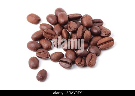 Stapel von Kaffeebohnen auf weißem Hintergrund Stockfoto