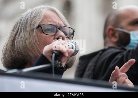 London, Großbritannien. Mai 2021. Lindsey German, die Einberufung der Stop the war Coalition, wendet sich an Tausende von Menschen, die an einem Notfallprotest teilnehmen, um sich mit dem palästinensischen Volk zu solidarisieren, das vor der Downing Street von der palästinensischen Solidaritätskampagne, den Freunden von Al Aqsa, der Stop the war Coalition und dem palästinensischen Forum in Großbritannien organisiert wurde. Die Kundgebung fand aus Protest gegen israelische Luftangriffe auf Gaza, die Entsendung israelischer Truppen gegen Gläubige in der Al-Aqsa Moschee während des Ramadan und Versuche statt, palästinensische Familien aus dem Stadtteil Sheikh Jarrah in Ostjerusalem gewaltsam zu verdrängt. Credi Stockfoto