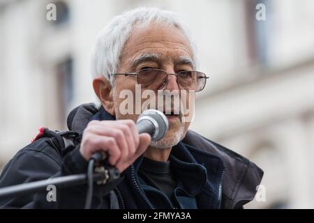 London, Großbritannien. Mai 2021. Glyn Secker of Jews for Justice for Palestinian wendet sich an Tausende von Menschen, die an einer Notkundgebung teilnehmen, um sich mit dem palästinensischen Volk zu solidarisieren, das von der palästinensischen Solidaritätskampagne, den Freunden von Al Aqsa, der Koalition „Stoppt den Krieg“ und dem palästinensischen Forum vor der Downing Street organisiert wurde. Die Kundgebung fand aus Protest gegen israelische Luftangriffe auf Gaza, die Entsendung israelischer Truppen gegen Gläubige in der Al-Aqsa Moschee während des Ramadan und Versuche statt, palästinensische Familien aus dem Stadtteil Sheikh Jarrah in Ostjerusalem gewaltsam zu verdrängt. Kredit: Ma Stockfoto