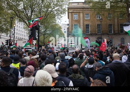 London, Großbritannien. Mai 2021. Tausende von Menschen nehmen an einem von der palästinensischen Solidaritätskampagne, den Freunden von Al Aqsa, der Stoppt die Kriegskoalition und dem palästinensischen Forum in Großbritannien organisierten Notprotest zur Solidarität mit dem palästinensischen Volk vor der Downing Street Teil. Die Kundgebung fand aus Protest gegen israelische Luftangriffe auf Gaza, die Entsendung israelischer Truppen gegen Gläubige in der Al-Aqsa Moschee während des Ramadan und Versuche statt, palästinensische Familien aus dem Stadtteil Sheikh Jarrah in Ostjerusalem gewaltsam zu verdrängt. Kredit: Mark Kerrison/Alamy Live Nachrichten Stockfoto