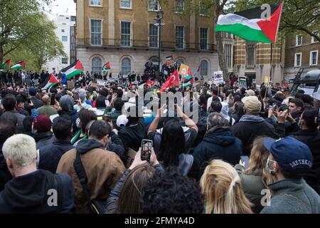 London, Großbritannien. Mai 2021. Tausende von Menschen nehmen an einem von der palästinensischen Solidaritätskampagne, den Freunden von Al Aqsa, der Stoppt die Kriegskoalition und dem palästinensischen Forum in Großbritannien organisierten Notprotest zur Solidarität mit dem palästinensischen Volk vor der Downing Street Teil. Die Kundgebung fand aus Protest gegen israelische Luftangriffe auf Gaza, die Entsendung israelischer Truppen gegen Gläubige in der Al-Aqsa Moschee während des Ramadan und Versuche statt, palästinensische Familien aus dem Stadtteil Sheikh Jarrah in Ostjerusalem gewaltsam zu verdrängt. Kredit: Mark Kerrison/Alamy Live Nachrichten Stockfoto