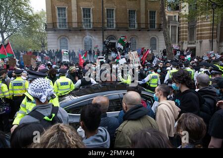 London, Großbritannien. Mai 2021. Tausende von Menschen nehmen an einem von der palästinensischen Solidaritätskampagne, den Freunden von Al Aqsa, der Stoppt die Kriegskoalition und dem palästinensischen Forum in Großbritannien organisierten Notprotest zur Solidarität mit dem palästinensischen Volk vor der Downing Street Teil. Die Kundgebung fand aus Protest gegen israelische Luftangriffe auf Gaza, die Entsendung israelischer Truppen gegen Gläubige in der Al-Aqsa Moschee während des Ramadan und Versuche statt, palästinensische Familien aus dem Stadtteil Sheikh Jarrah in Ostjerusalem gewaltsam zu verdrängt. Kredit: Mark Kerrison/Alamy Live Nachrichten Stockfoto