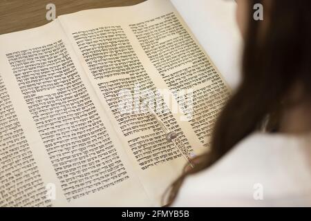 Ein jüdisches Mädchen liest den Torrah während ihrer bat Mitzwa Stockfoto