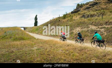 Drei Personen radeln auf dem Otago Central Rail Trail, South Island, Neuseeland Stockfoto