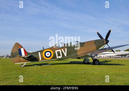 Supermarine Spitfire TR.9 PV202 (G-CCCA) Kampfflugzeug aus dem zweiten Weltkrieg. Umgebaut Spitfire für die Ausbildung von Piloten, und für die Beförderung von Passagieren verwendet Stockfoto