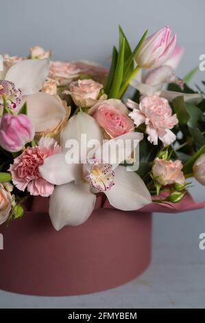 Schönen großen Blumenstrauß aus gemischten Blumen in der Frau die Hand. Blumen Shop Konzept. Schönen frischen Blumenstrauß. Blumen Lieferung. Stockfoto