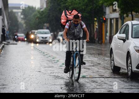 Non Exclusive: TOLUCA, MEXIKO - MAI 12: Eine Person fährt mit dem Fahrrad, die Stadt hat mit starken Regenfällen dämmerte und mehr Regenfälle werden laut n prognostiziert Stockfoto