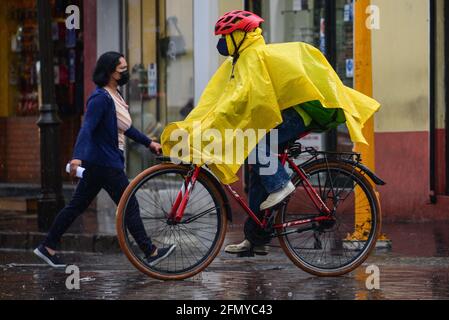 Non Exclusive: TOLUCA, MEXIKO - MAI 12: Eine Person fährt mit einem Fahrrad bedeckt mit einem Regenmantel , da die Stadt mit starken Regenfällen und mehr Regenfällen ar dämmerte Stockfoto