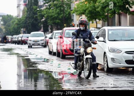 Non Exclusive: TOLUCA, MEXIKO - MAI 12: Eine Person fährt auf einem Motorrad, das mit einem Regenmantel bedeckt ist, weil die Stadt mit starken Regenfällen und mehr Regenfällen überflutet ist Stockfoto