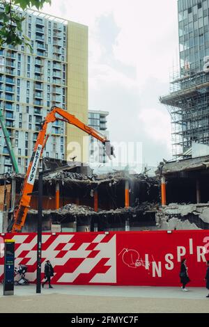 Elephant and Castle, London, Großbritannien. Mai 2021. Der umstrittene Abriss des Elephant and Castle Shopping Centers geht weiter, mehr als die Hälfte des ehemaligen Gebäudes wurde abgerissen. Kredit: Tom Leighton/Alamy Live Nachrichten Stockfoto