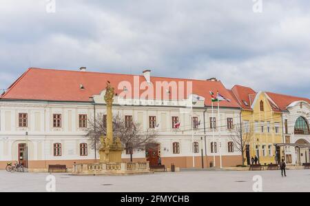 Säule der Heiligen Dreifaltigkeit und spätbarockes Rathaus (Varoshaza) am Fo ter Platz in Keszthely, Ungarn Stockfoto