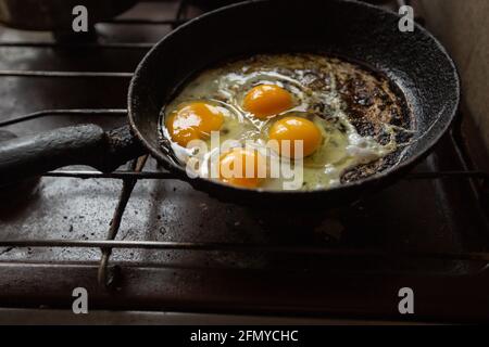 Spiegeleier in einer Pfanne erhitzen Stockfoto
