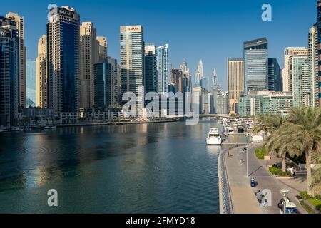 'Dubai, Dubai/Vereinigte Arabische Emirate - 10/29/2020: Dubai Marina tagsüber im Jumeriah-Viertel mit Blick auf Wolkenkratzer, Skyline und Creek' Stockfoto