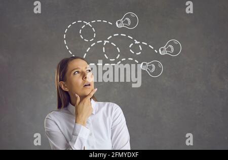Geschäftsfrau mit mehreren Glühbirnen über dem Kopf gezogen denken an Geschäftslösung Stockfoto