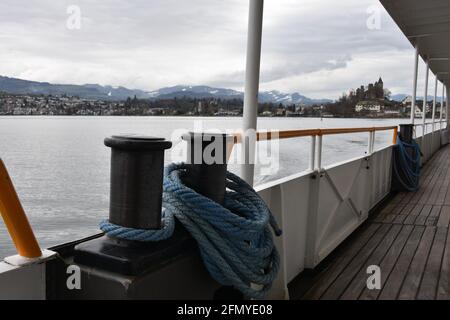 Detail eines Kreuzschiffes auf dem Zürichsee in der Schweiz. Auf dem Deck gibt es Poller mit Verankerungsseilen um sie herum. Stockfoto