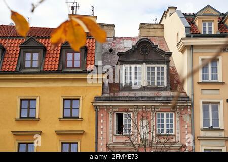 Schöne alte Häuser in Warschau, Polen. Architekturdetails. Stockfoto