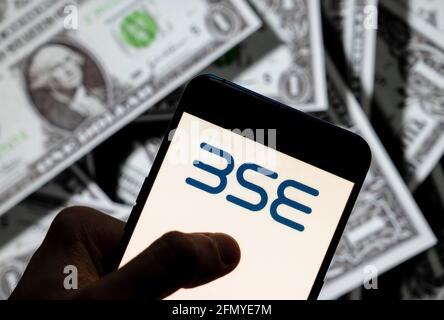 China. April 2021. In dieser Abbildung ist das BSE-Logo der Bombay Stock Exchange zu sehen, das auf einem Smartphone mit US-Dollar-Währung im Hintergrund angezeigt wird. Kredit: SOPA Images Limited/Alamy Live Nachrichten Stockfoto