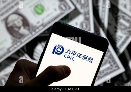 China. April 2021. In dieser Abbildung ist das Logo der chinesischen Versicherungsgesellschaft China Pacific Insurance (CPIC) auf einem Smartphone mit US-Dollar-Währung im Hintergrund zu sehen. Kredit: SOPA Images Limited/Alamy Live Nachrichten Stockfoto