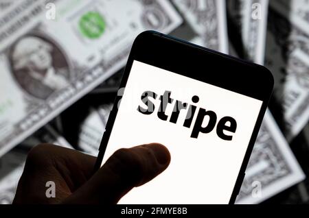 China. April 2021. In dieser Abbildung ist das Stripe-Logo der Online-Zahlungsplattform zu sehen, das auf einem Smartphone mit US-Dollar-Währung im Hintergrund angezeigt wird. Kredit: SOPA Images Limited/Alamy Live Nachrichten Stockfoto