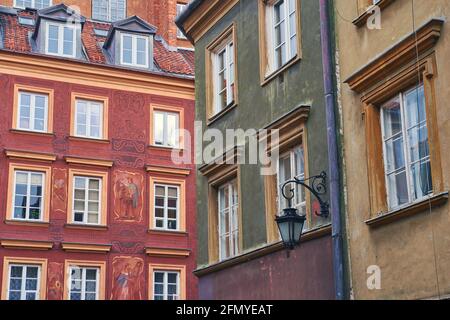 Schöne alte Häuser in Warschau, Polen. Architekturdetails. Stockfoto