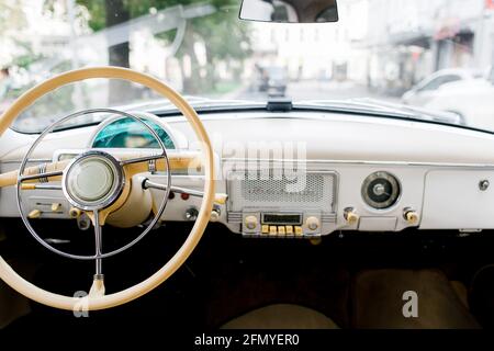 Interieur eines klassischen Oldtimers. Altes Auto Stockfoto