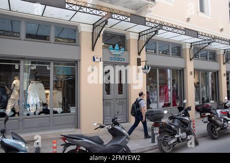 Athen, Griechenland. Mai 2021. Ein Mann geht an einem Adidas-Laden vorbei. (Foto von Nikolas Joao Kokovlis/SOPA Images/Sipa USA) Quelle: SIPA USA/Alamy Live News Stockfoto