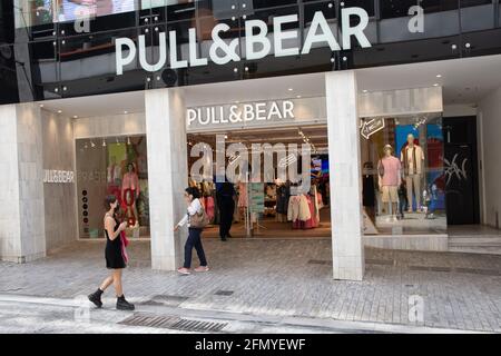 Athen, Griechenland. Mai 2021. Die Leute laufen an einem Pull&Bear-Laden in der Ermou Street vorbei. (Foto von Nikolas Joao Kokovlis/SOPA Images/Sipa USA) Quelle: SIPA USA/Alamy Live News Stockfoto