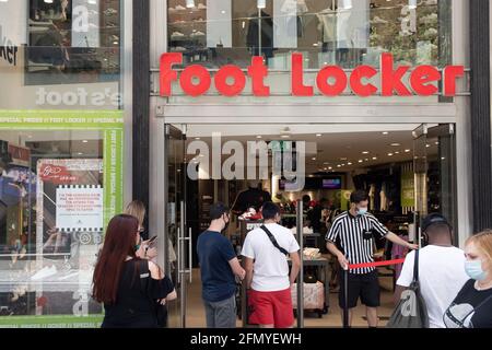 Athen, Griechenland. Mai 2021. Menschen werden vor einem Foot locker Store in der Ermou Street gesehen. (Foto von Nikolas Joao Kokovlis/SOPA Images/Sipa USA) Quelle: SIPA USA/Alamy Live News Stockfoto