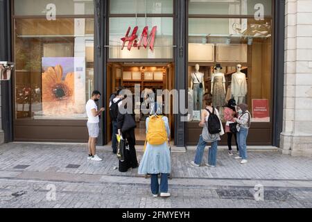 Athen, Griechenland. Mai 2021. Vor einem H&M-Geschäft in der Ermou Street werden Menschen gesehen. (Foto von Nikolas Joao Kokovlis/SOPA Images/Sipa USA) Quelle: SIPA USA/Alamy Live News Stockfoto