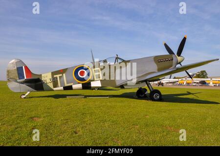 Zweiter Weltkrieg Vickers Supermarine Spitfire IX Kampfflugzeug PL344. (G-IXCC). Spitfire LF Mk.IX von Tom Blair. In Duxford Stockfoto