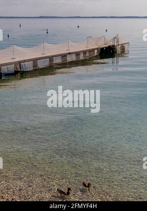 Fischernetze, die auf einem Pier angelegt sind. Stockfoto