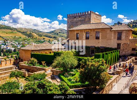 Granada, Andalusien, Spanien - 16. Mai 2013: Terrasse, Türme und Mauer der mittelalterlichen Alcazaba Festung der Alhambra. Stockfoto